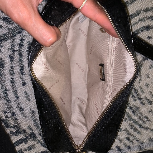 Black Guess Crossbody. - Picture 4 of 6